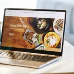 Portàtil amb web de compra online d'un restaurant
